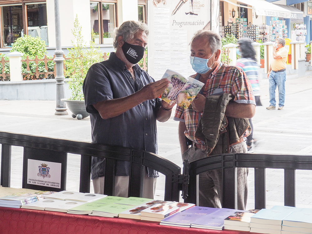 Stefania_Mucci_Primera-firma-de-ejemplares_hispanoamericano_de_escritores_2020-3