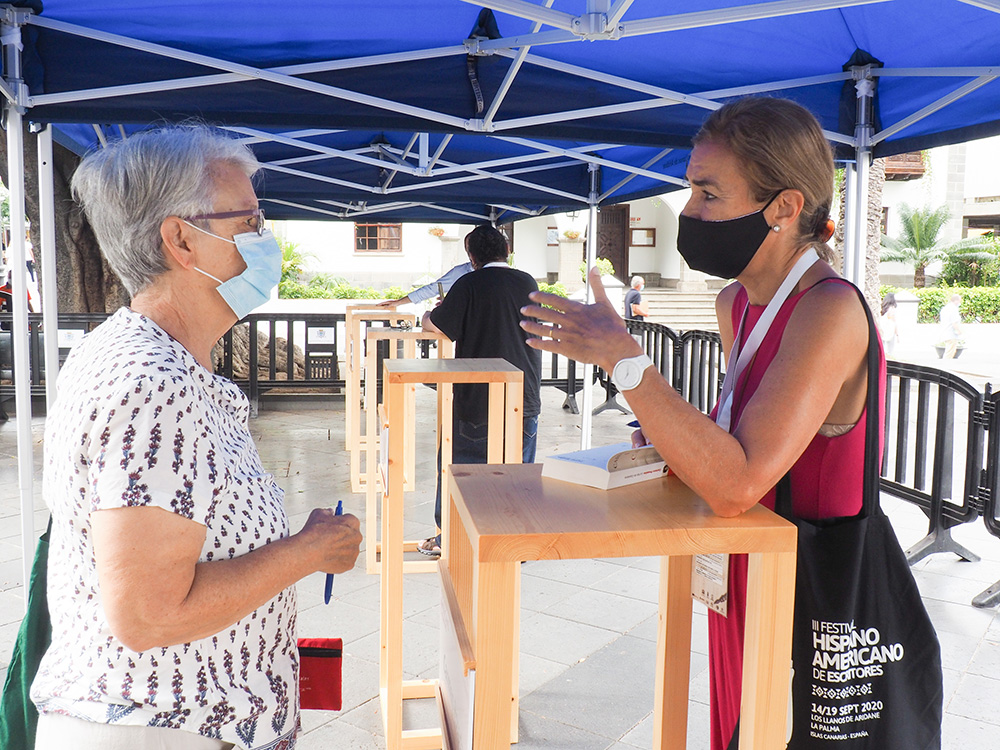 Stefania_Mucci_Primera-firma-de-ejemplares_hispanoamericano_de_escritores_2020-4