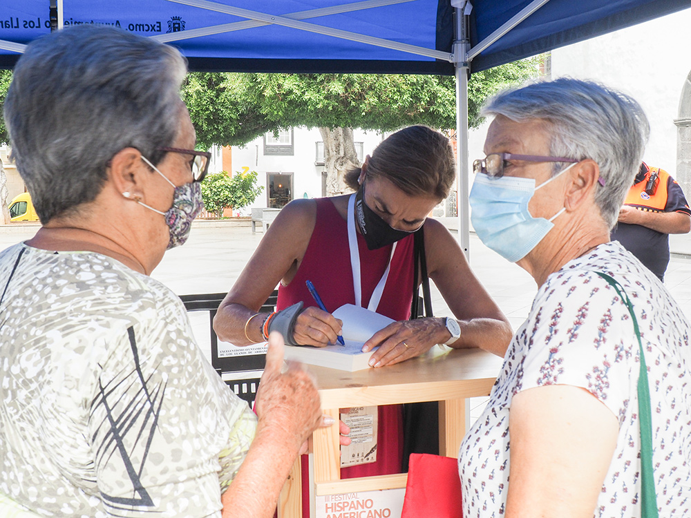 Stefania_Mucci_Primera-firma-de-ejemplares_hispanoamericano_de_escritores_2020-5