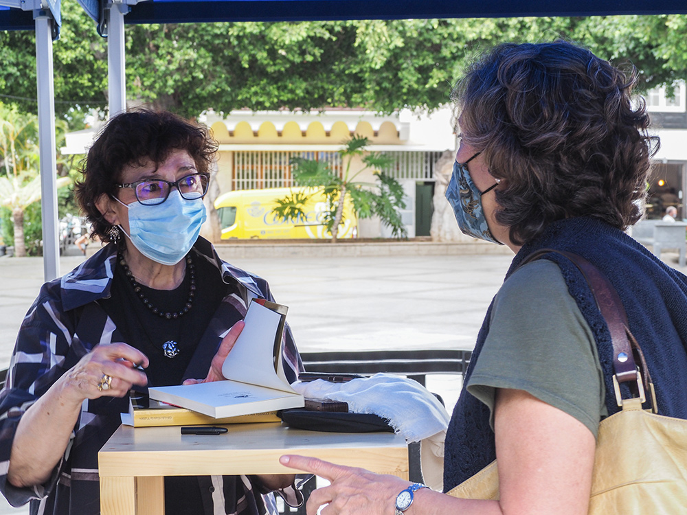 Stefania_Mucci_Primera-firma-de-ejemplares_hispanoamericano_de_escritores_2020-6