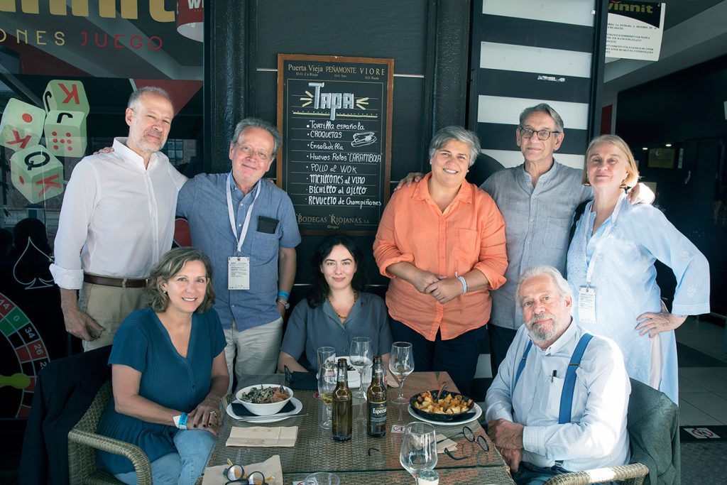 De pie, Aurelio Major, Andrés Sánchez Robayna, Noelia García Leal, Alberto Ruy-Sánchez y Margarita de Orellana; sentados, Valerie Miles, Bárbara Mingo y Gonzalo Celorio