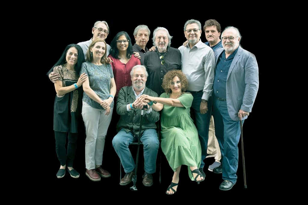 Sandra Lorenzano, Ana García Bergua, Alberto Ruy-Sánchez, Socorro Venegas, Hernán Lara Zavala, Élmer Mendoza, Sealtiel Alatriste, y sentados Gonzalo Celorio y Myriam Moscona - © Daniel Mordzinski