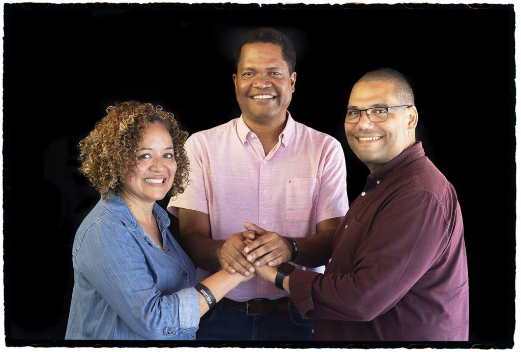 Grupo escritores panameños: Isabel Burgos, Carlos Wynter Melo y Pedro Crenes Castro - © Daniel Mordzinski